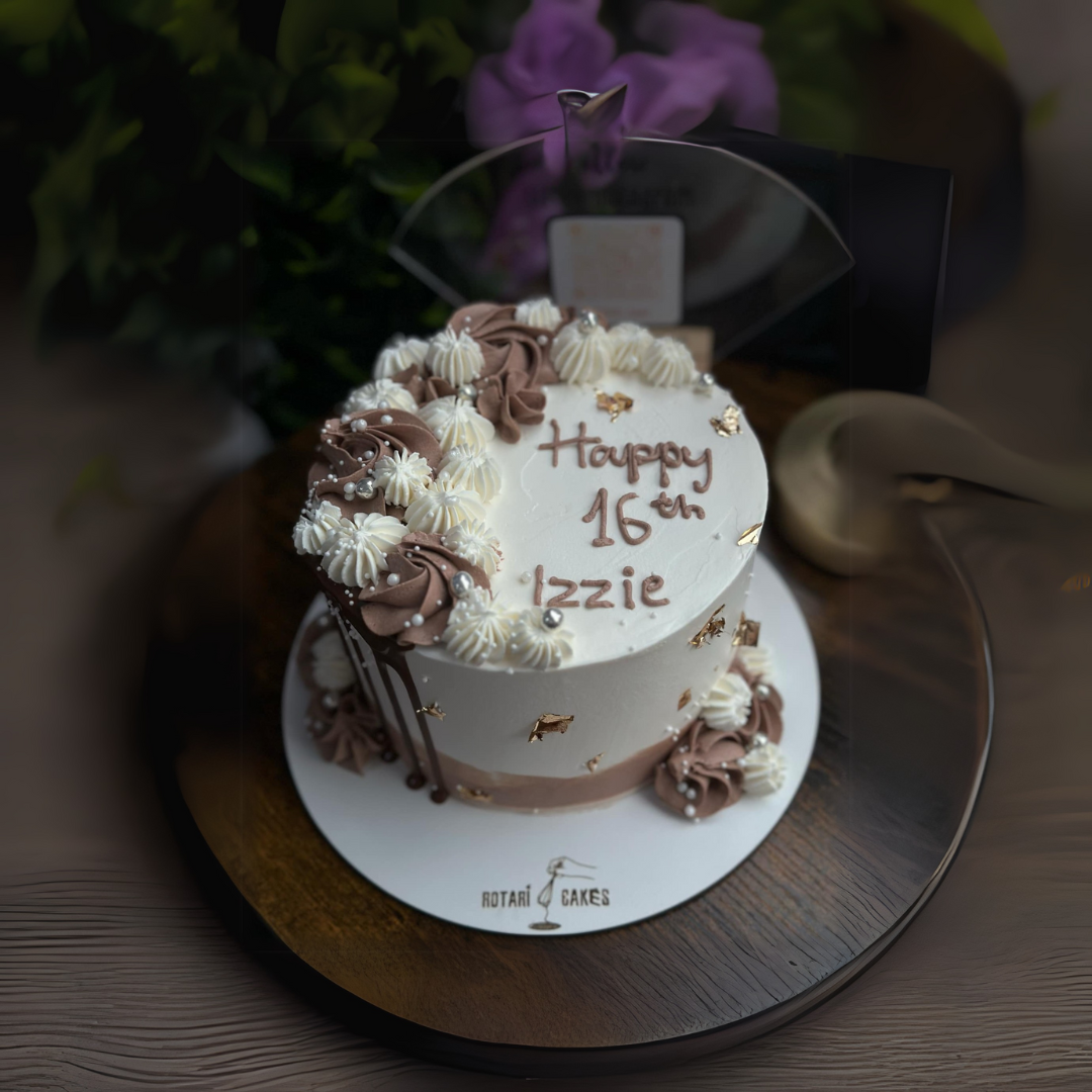 Side piping cake ideal for special events and birthdays for girls