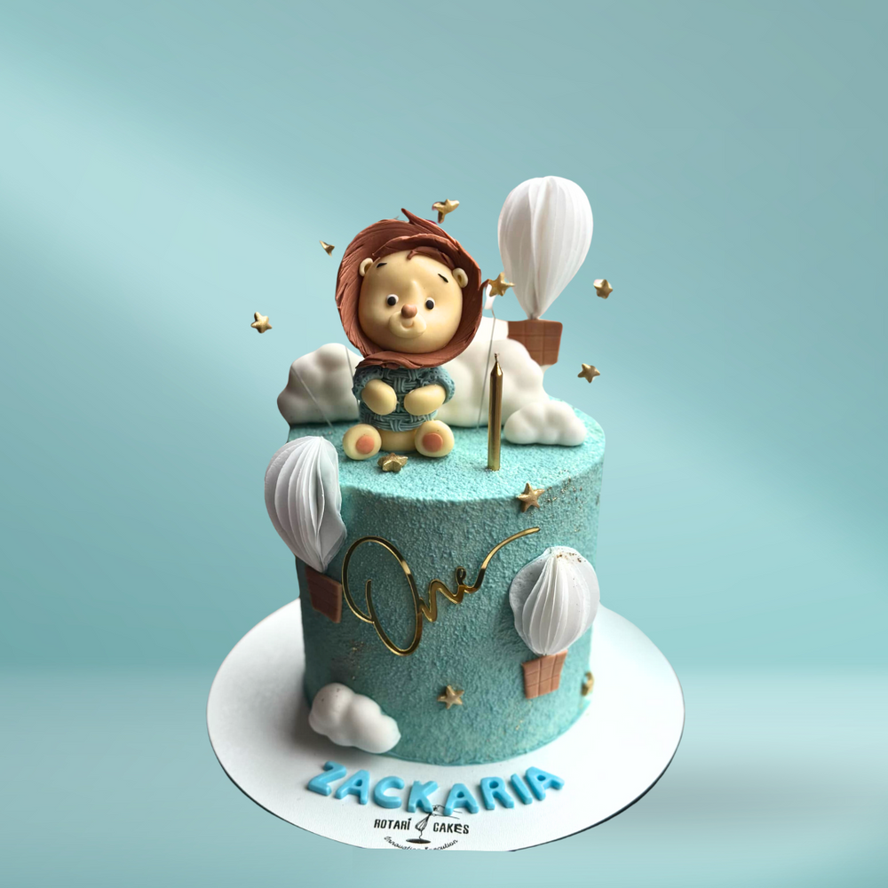 Mini lion cake with a playful lion design, for kids' birthdays 